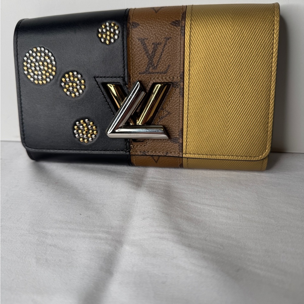 LOUIS VUITTON REVERSE MONOGRAM STUDDED NIGHT LIGHTS TWIST CHAIN WALLET